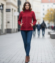 Asistenta imbracata intr-un jacheta cu fermoar medicala polar bordo din fleece