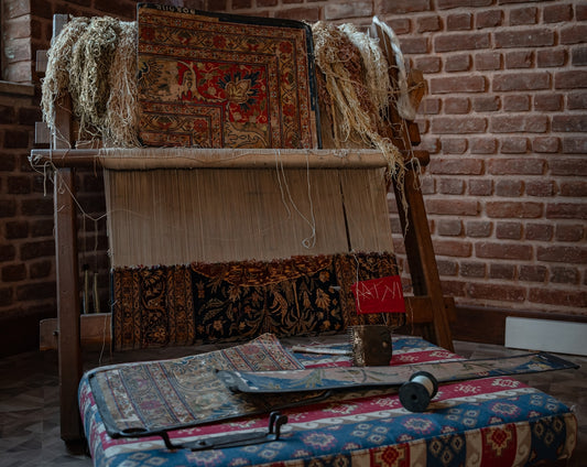 Carpet weaving loom with intricate designs